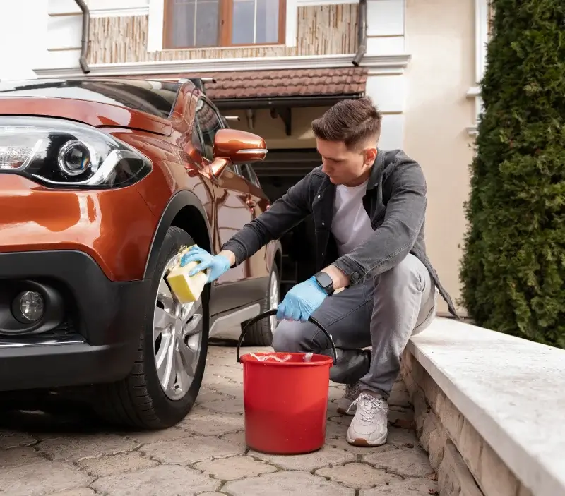 Lavage auto à domicile Saint-Oradoux-de-Chirouze : professionnel intervenant sur un véhicule